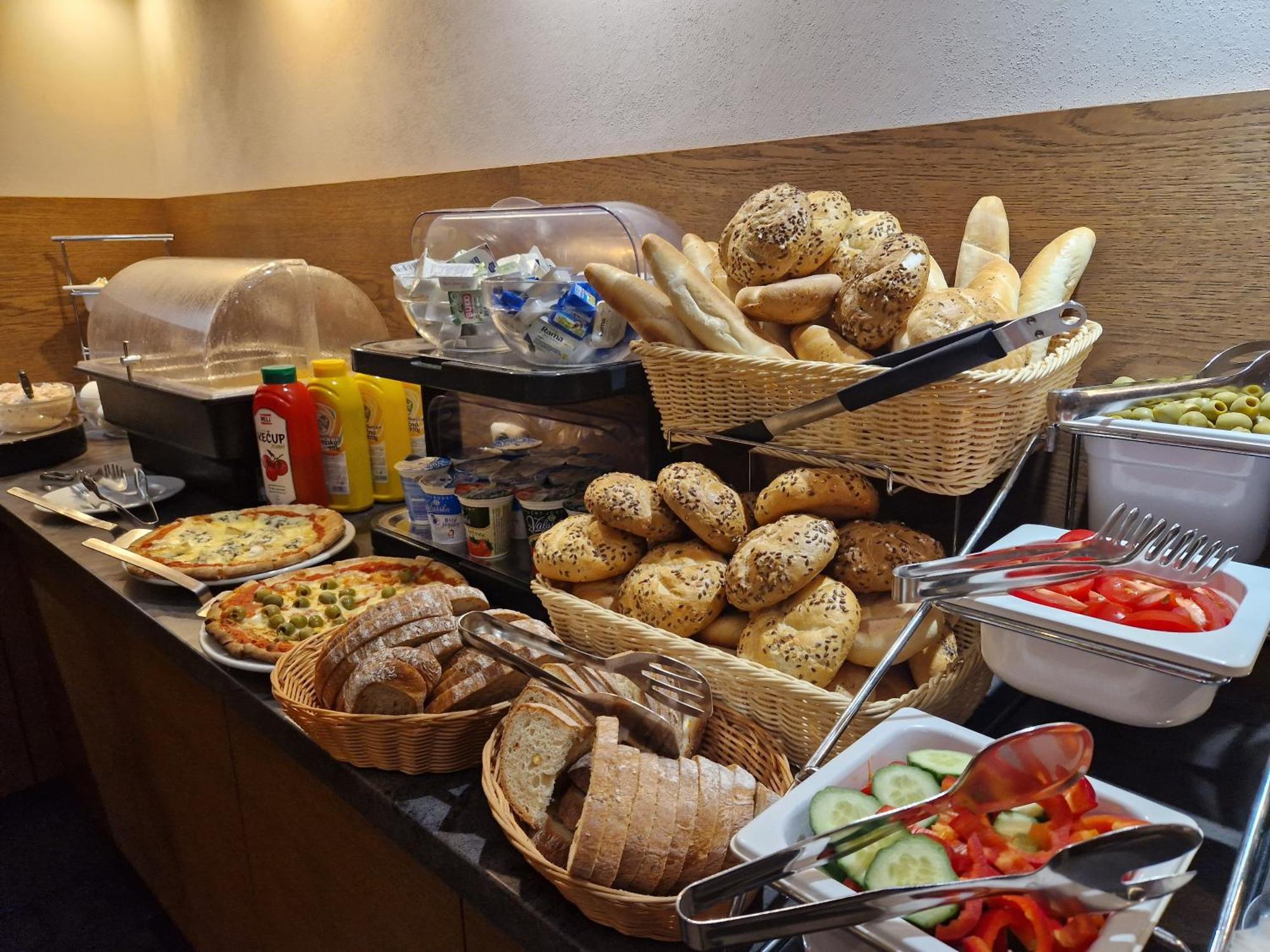Family Hotel Maxim Beroun  Bagian luar foto