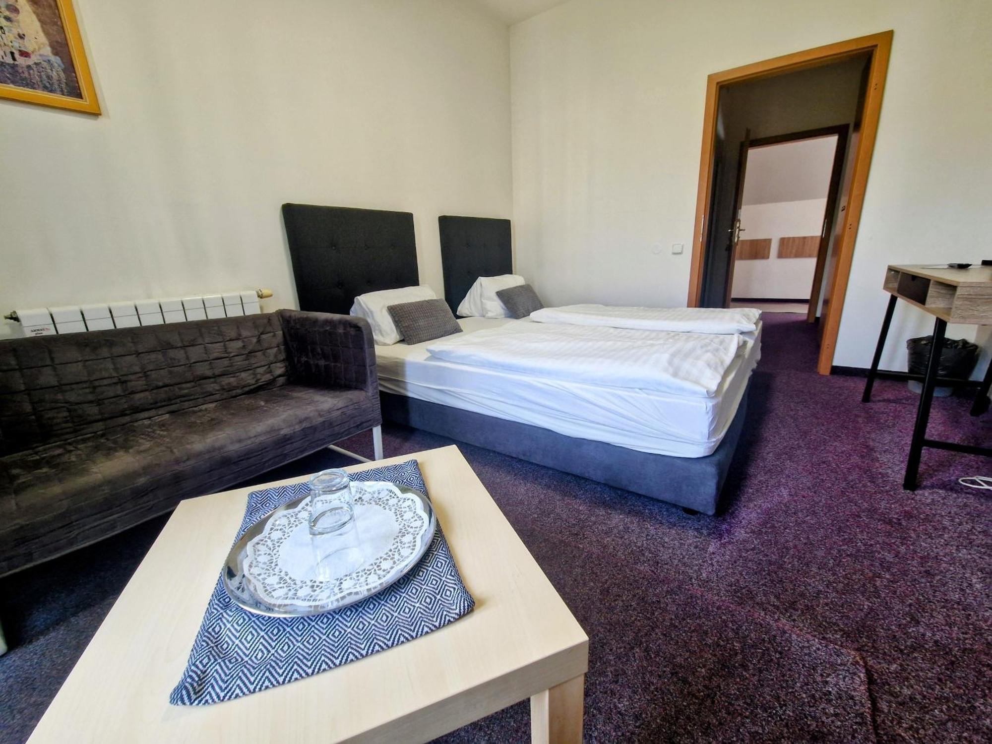 Family Hotel Maxim Beroun  Bagian luar foto
