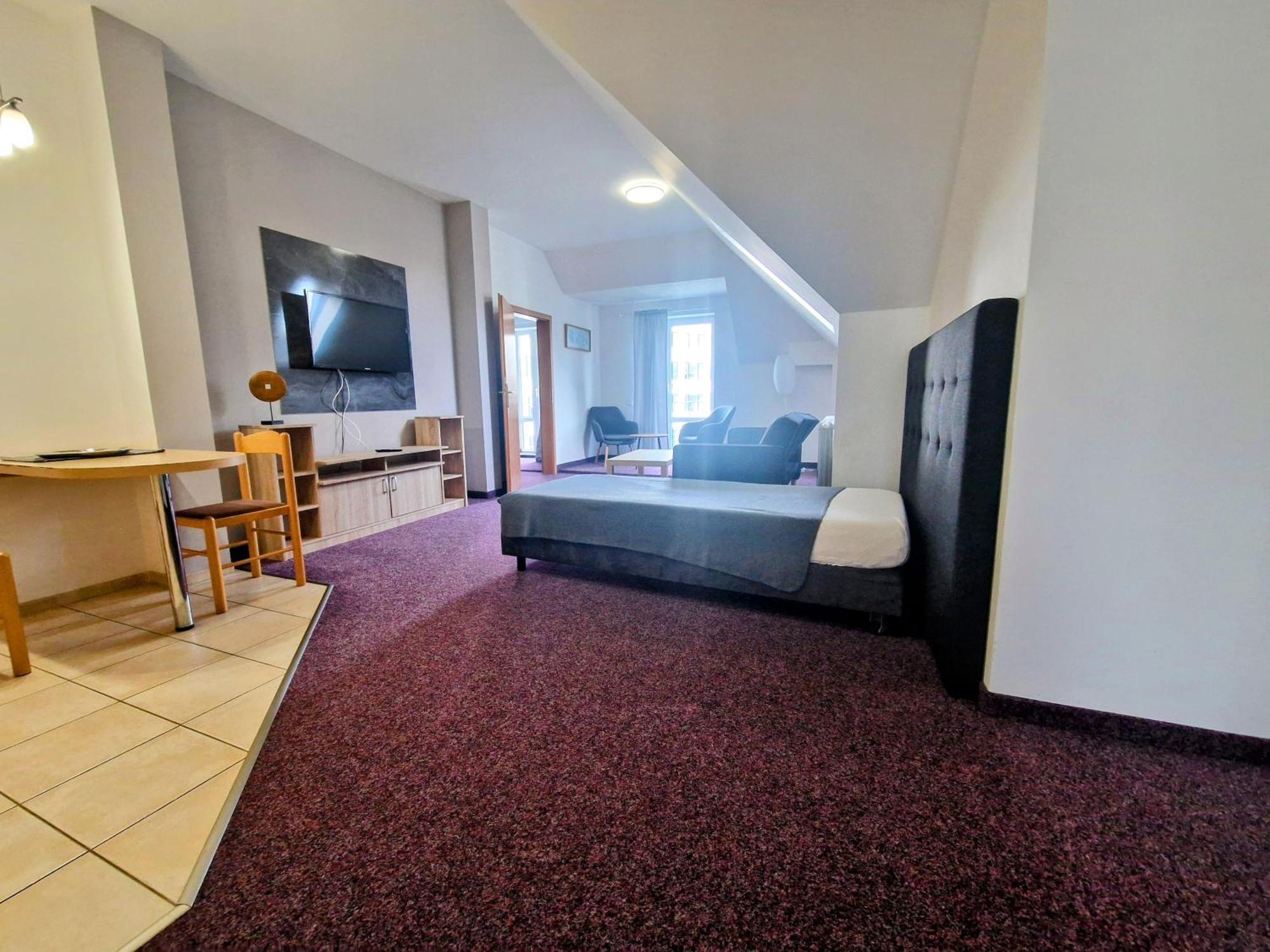 Family Hotel Maxim Beroun  Bagian luar foto