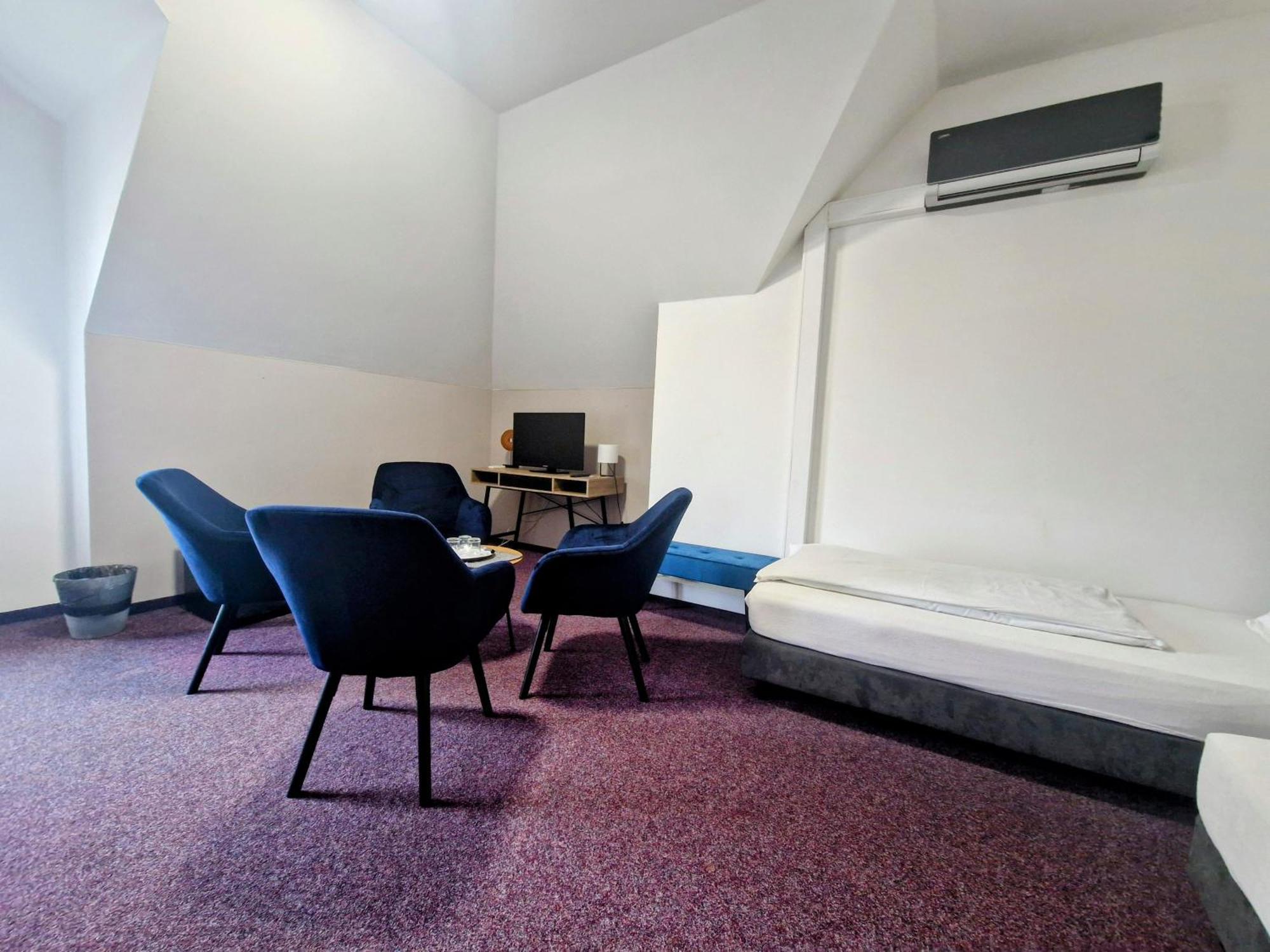 Family Hotel Maxim Beroun  Bagian luar foto