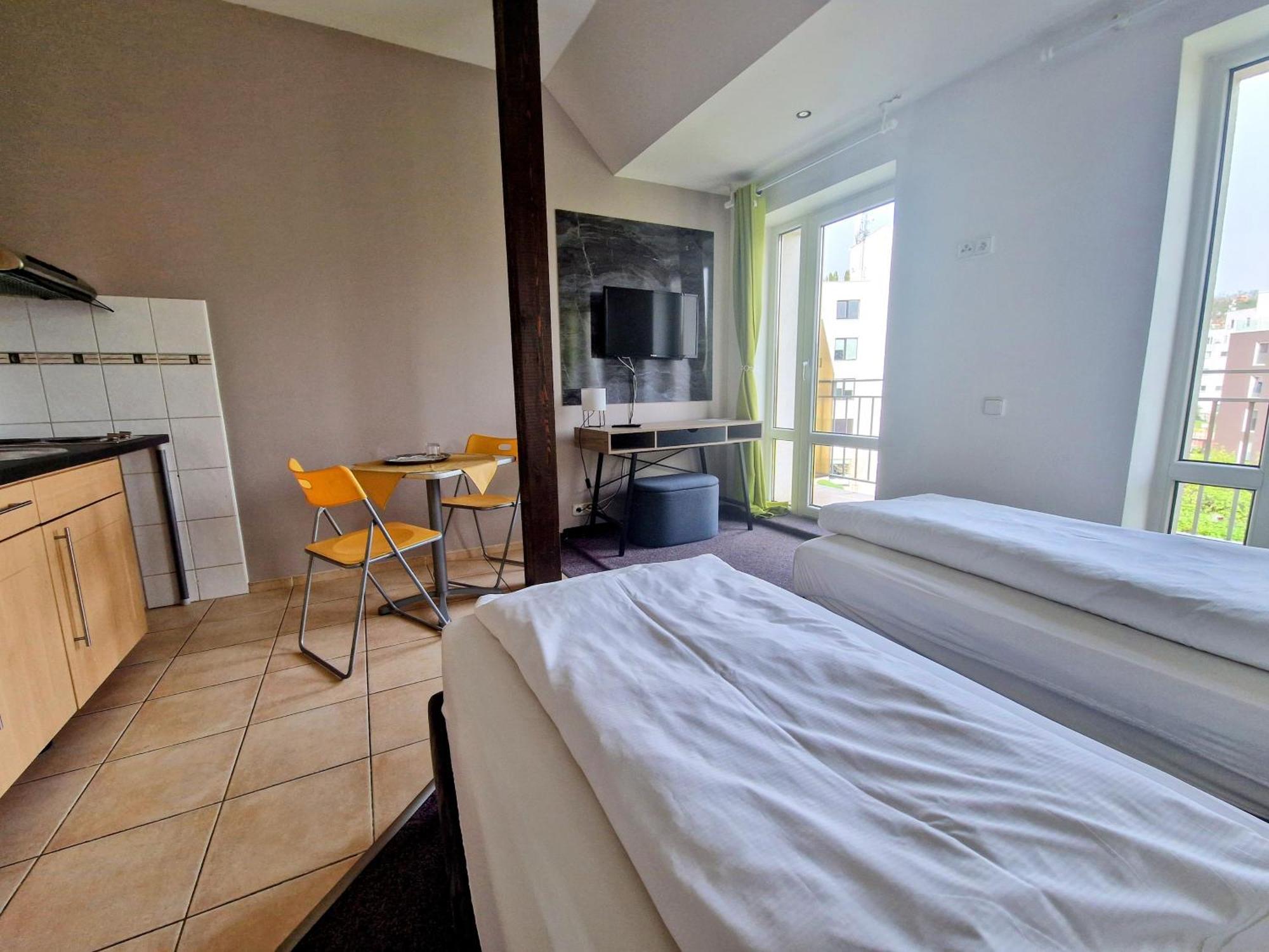 Family Hotel Maxim Beroun  Bagian luar foto