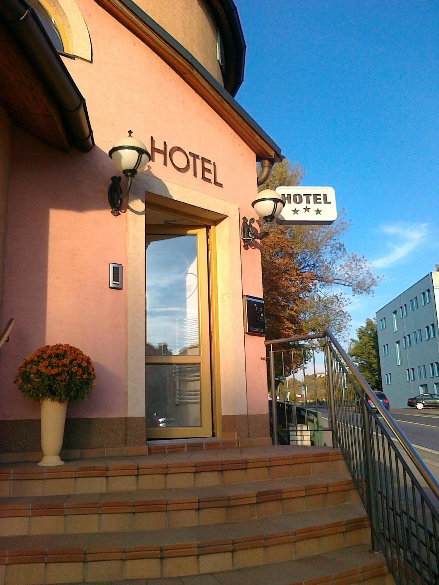 Family Hotel Maxim Beroun  Bagian luar foto
