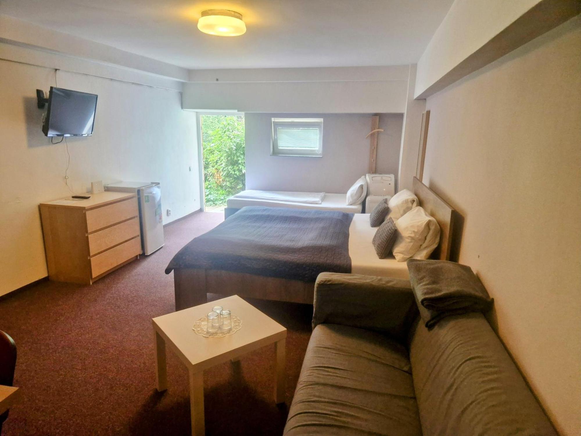 Family Hotel Maxim Beroun  Bagian luar foto