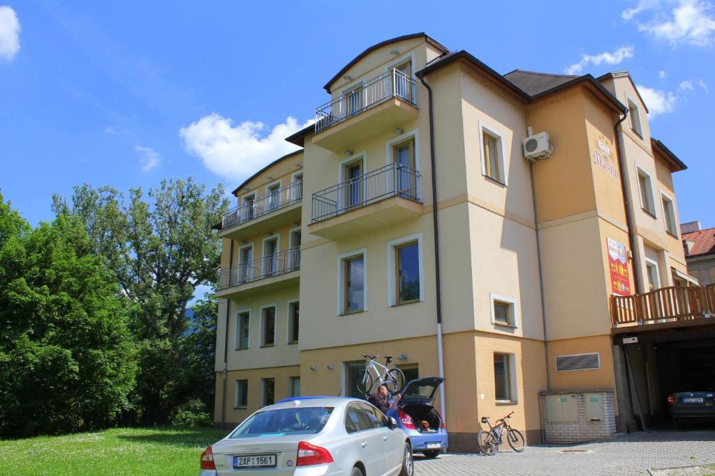Family Hotel Maxim Beroun  Bagian luar foto