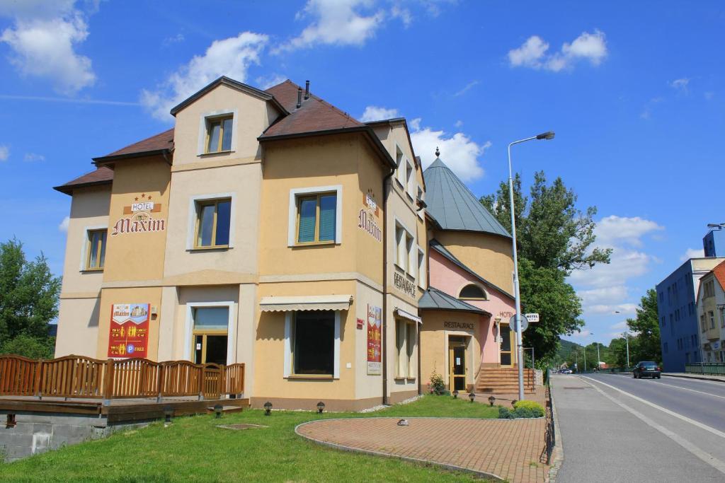 Family Hotel Maxim Beroun  Bagian luar foto