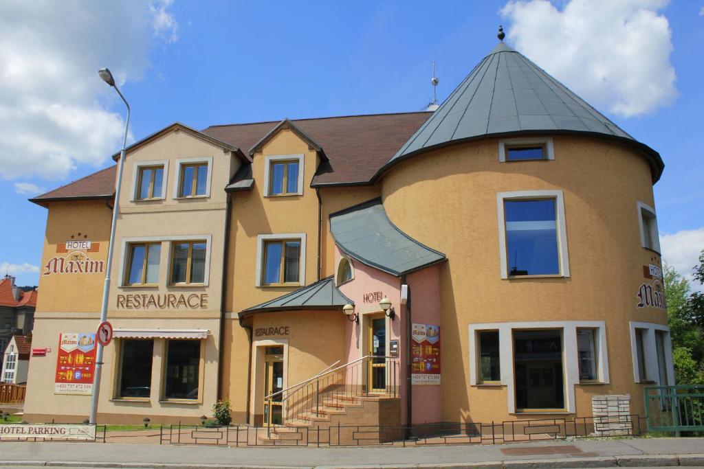 Family Hotel Maxim Beroun  Bagian luar foto