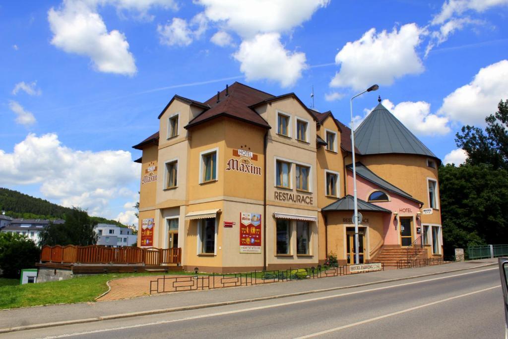 Family Hotel Maxim Beroun  Bagian luar foto